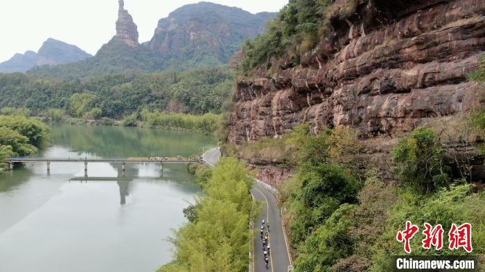 “中国体彩”2024环丹霞山自行车赛开赛