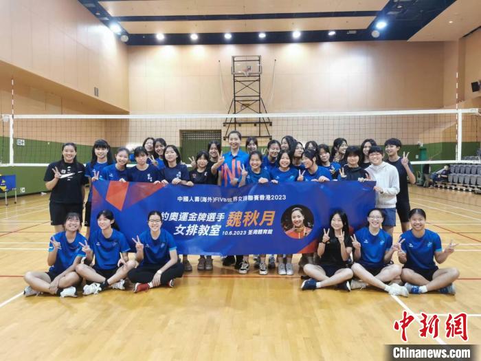 中国女排前队长魏秋月在香港荃湾体育馆与香港