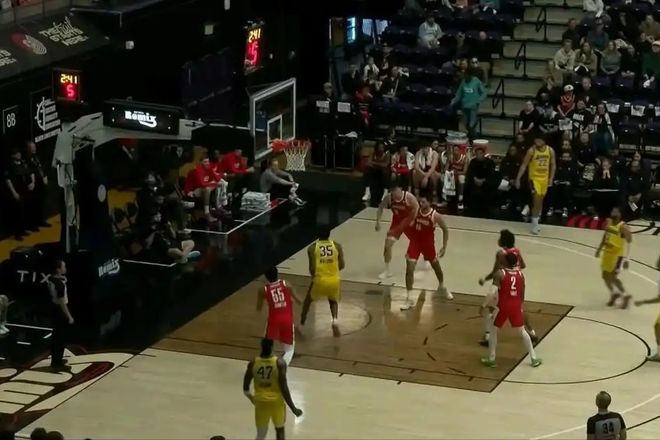 杨瀚森防守亮眼进攻挣扎 教练力挺其价值