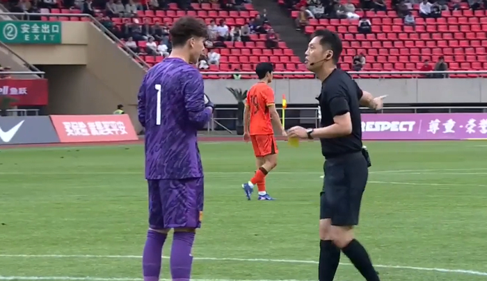 久尔杰维奇冲入场内干预冲突引球队纪律争议