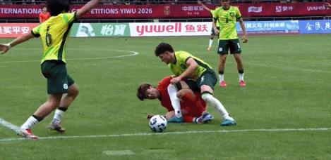 久尔杰维奇冲入场内干预冲突引球队纪律争议