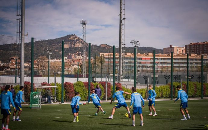 巴萨双星巴尔德孔德重返训练场备战新赛季