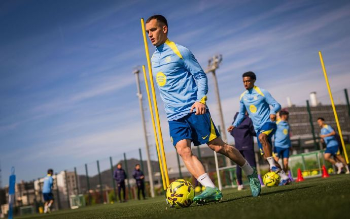 巴萨双星巴尔德孔德重返训练场备战新赛季