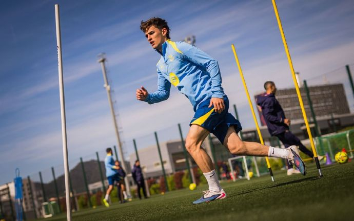 巴萨双星巴尔德孔德重返训练场备战新赛季