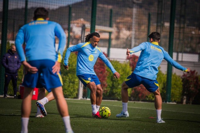 巴萨双星巴尔德孔德重返训练场备战新赛季