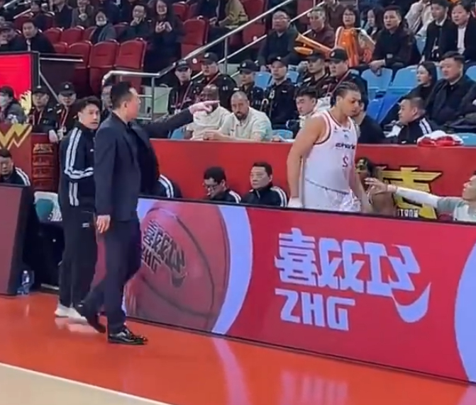 洛夫顿情绪问题屡次影响