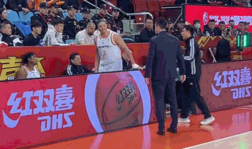 洛夫顿情绪问题屡次影响上海男篮表现