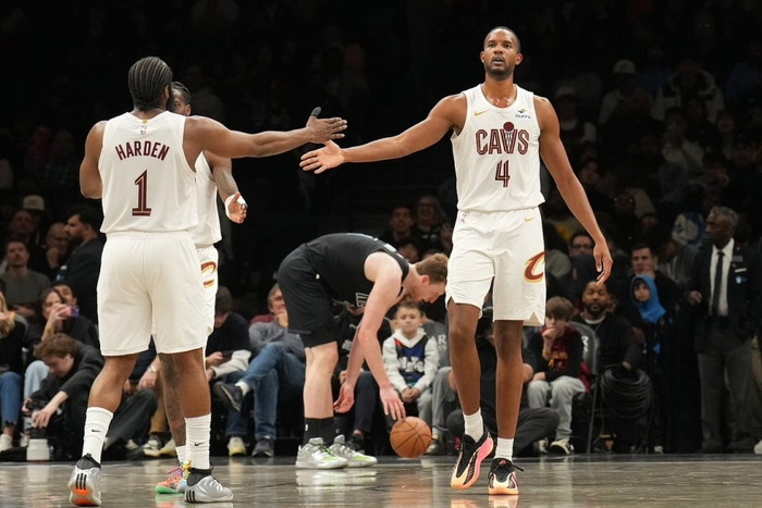 莫布利伤病影响进攻效率，防守端仍具统治力，