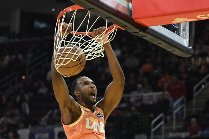 莫布利伤病影响进攻效率，防守端仍具统治力，